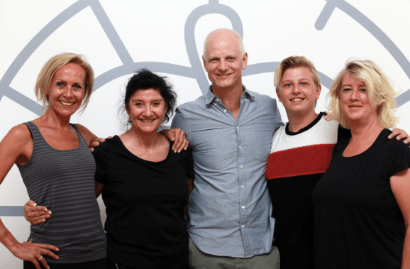 Die neuen Franchise-Gründer*innen Gabriela Guldimann, Manuela Mammeri, Ines und Justin Neubert-Nofz aus der Schweiz mit Niclas Bönström (Mitte), Gründer von Mrs.Sporty, in der zentrale von Mrs.Sporty