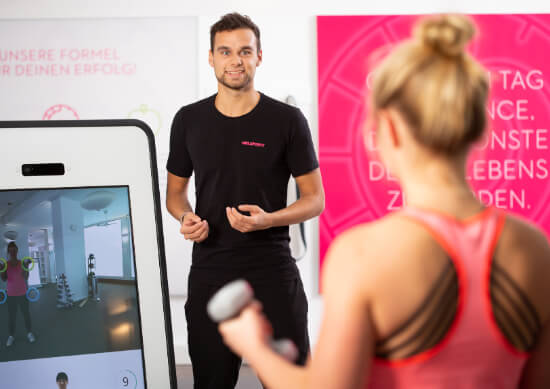 Mrs.Sporty Trainer mit Mitglied im Fitnessstudio
