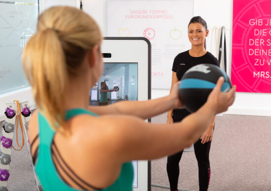 Mrs.Sporty Trainerin mit Mitglied im Fitnessstudio